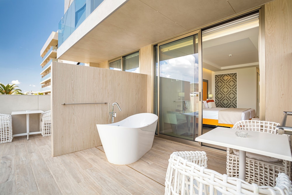 Elite Room, Jetted Tub, City View - Photo 2