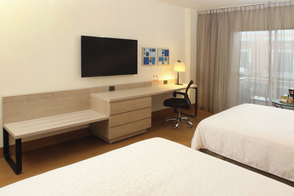 Standard Room, 2 Queen Beds, Ground Floor - Photo 4