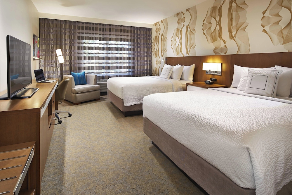 High Floor, 2 Queen Beds (Mobility Accessible, Roll-in Shower) photo 1
