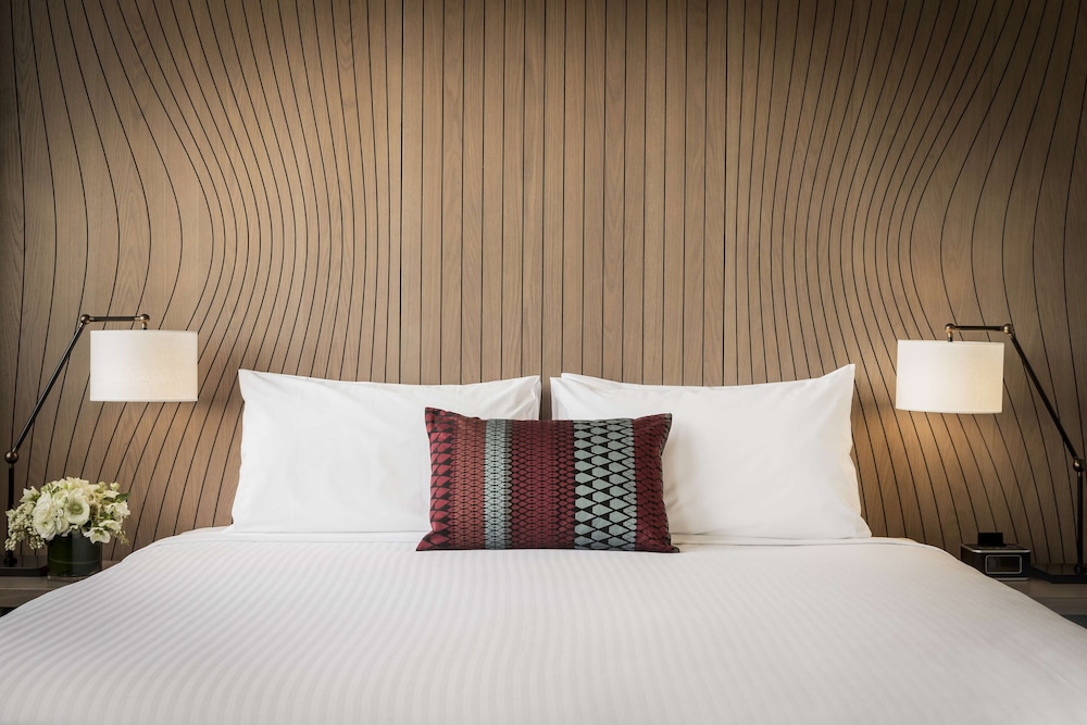 Room, 1 King Bed, Balcony, River View (Skyline) - Photo 5