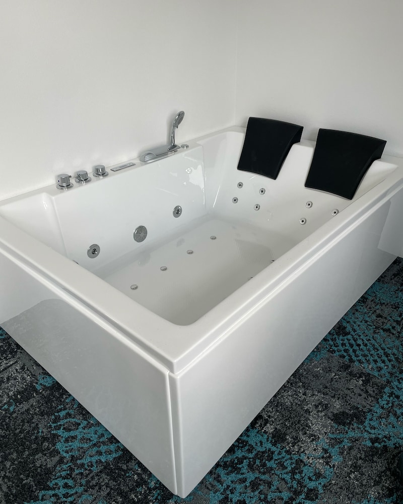 Deluxe Suite, City View
