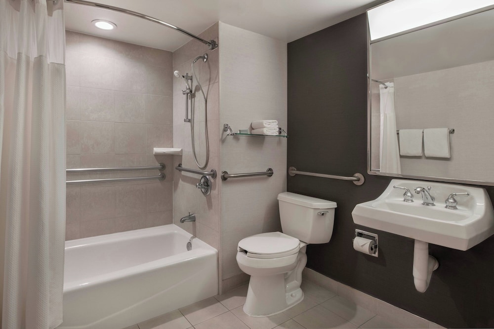Room, 2 Queen Beds (Mobility Accessible, Tub) photo 3