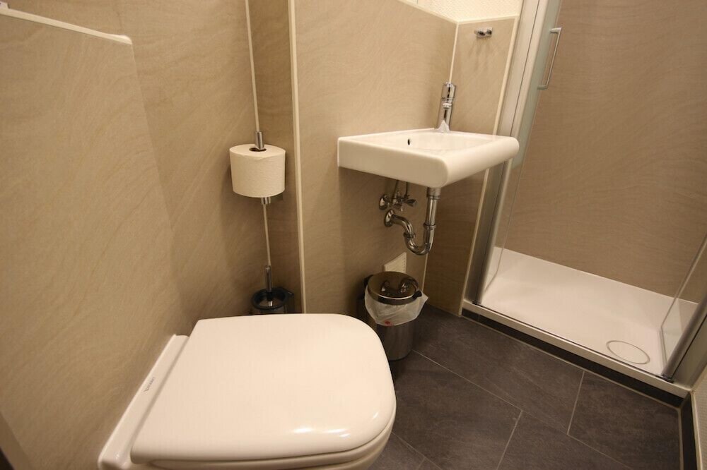 Double or Twin Room - Photo 5