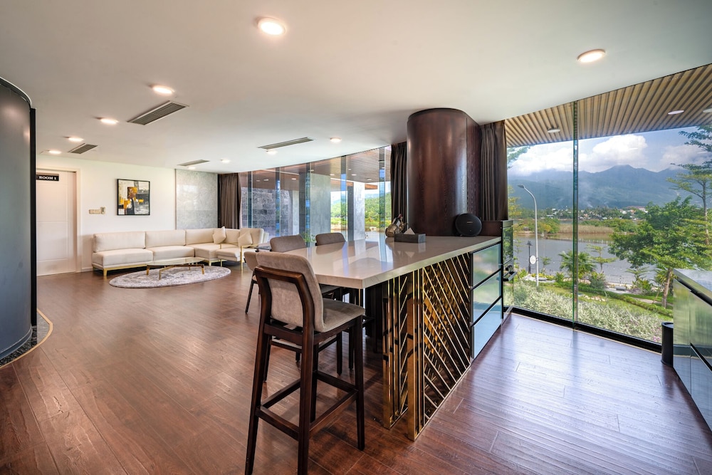 Royal Suite, 2 Bedrooms - Photo 10