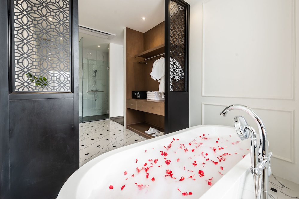 Honeymoon Suite, 1 King Bed, Tower thumbnail 5