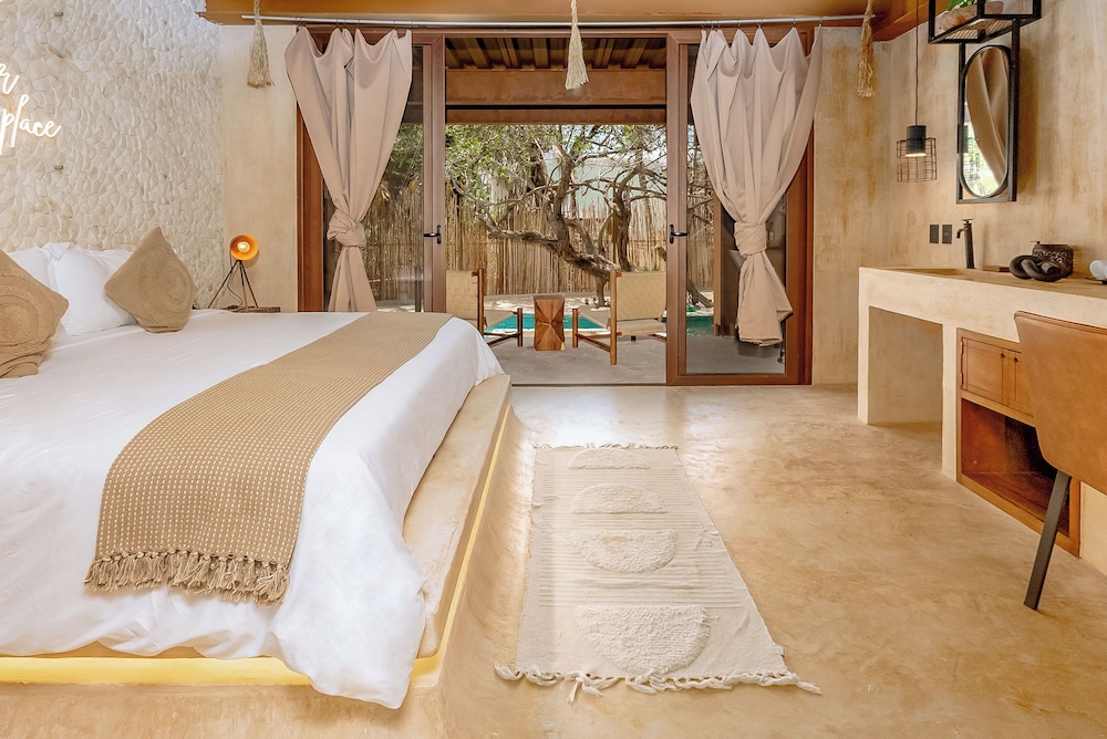 Superior Room, Pool View