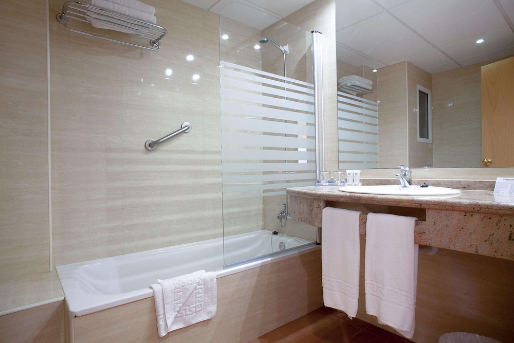 Triple Room (3 Adults) - Photo 3