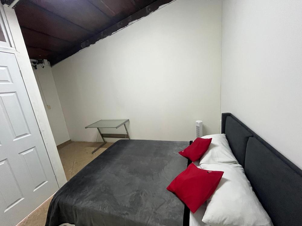 Basic Room, 1 Queen Bed photo 2