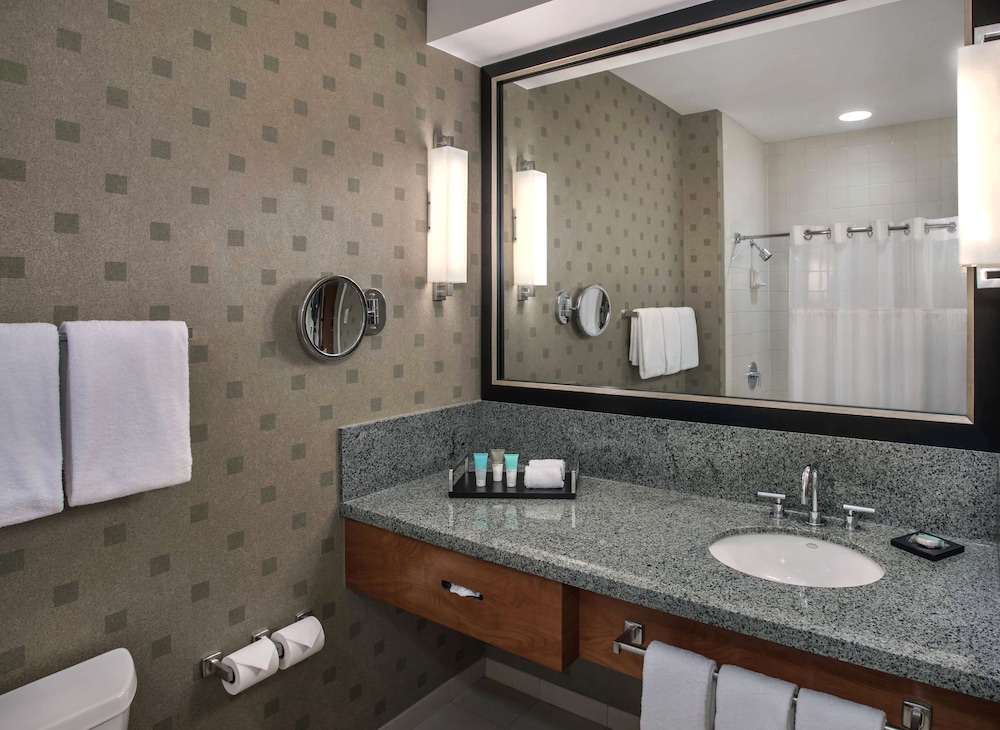1 King Bed High Floor Deluxe Accessible Tub - Photo 2