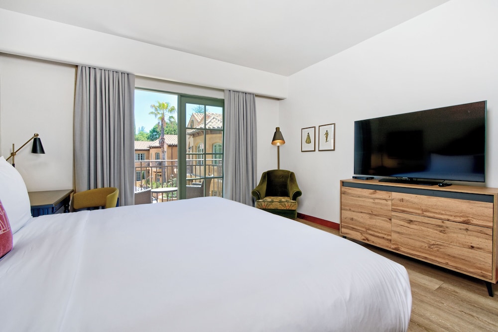 Deluxe Room, 1 King Bed (Pet Friendly) - Photo 1