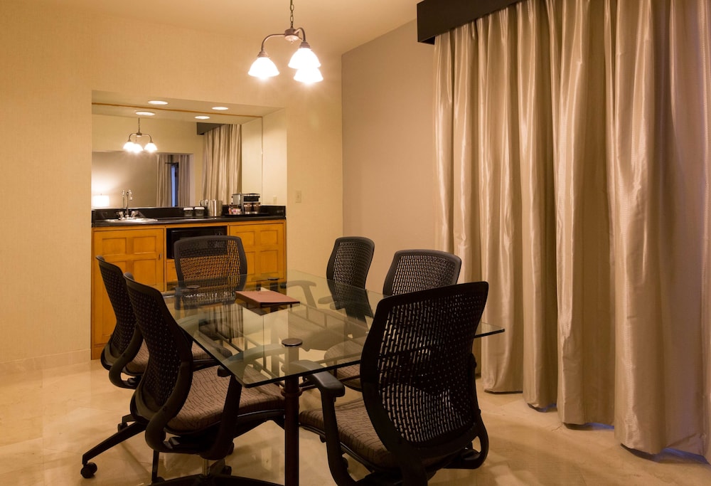 Suite, 2 Bedrooms (Conference Table)