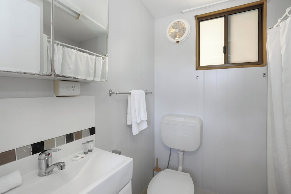Basic Cabin - Sleeps 4 photo 3