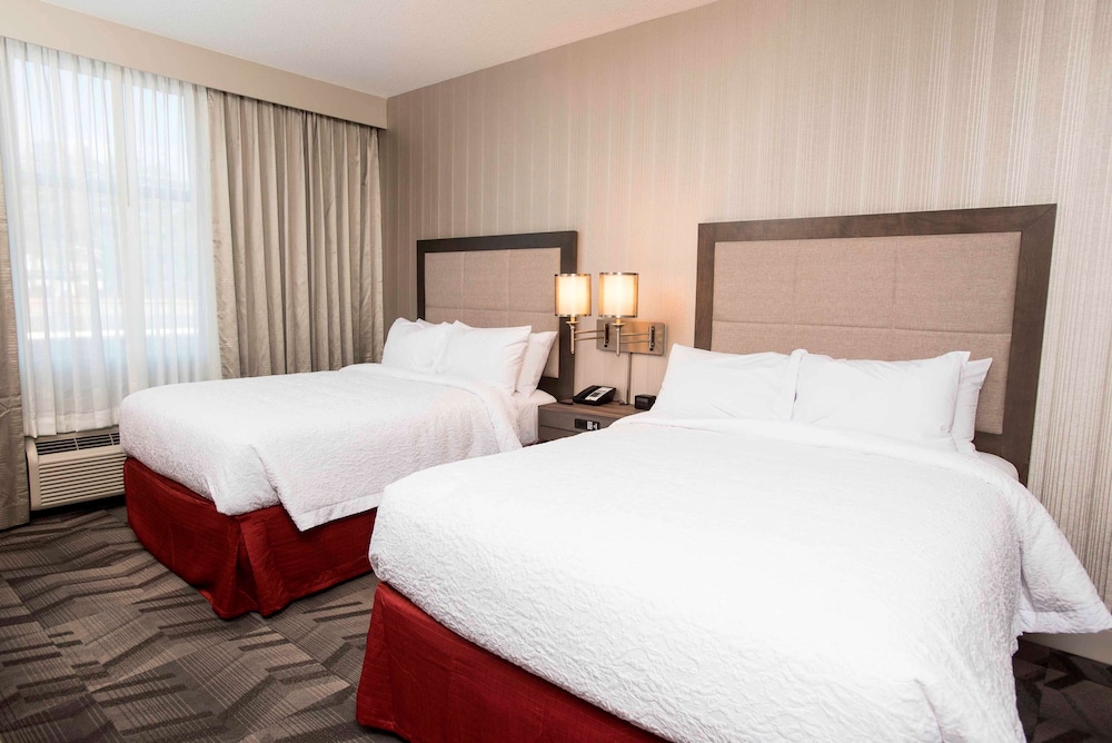 Room, 2 Queen Beds, Non Smoking, Refrigerator photo 2
