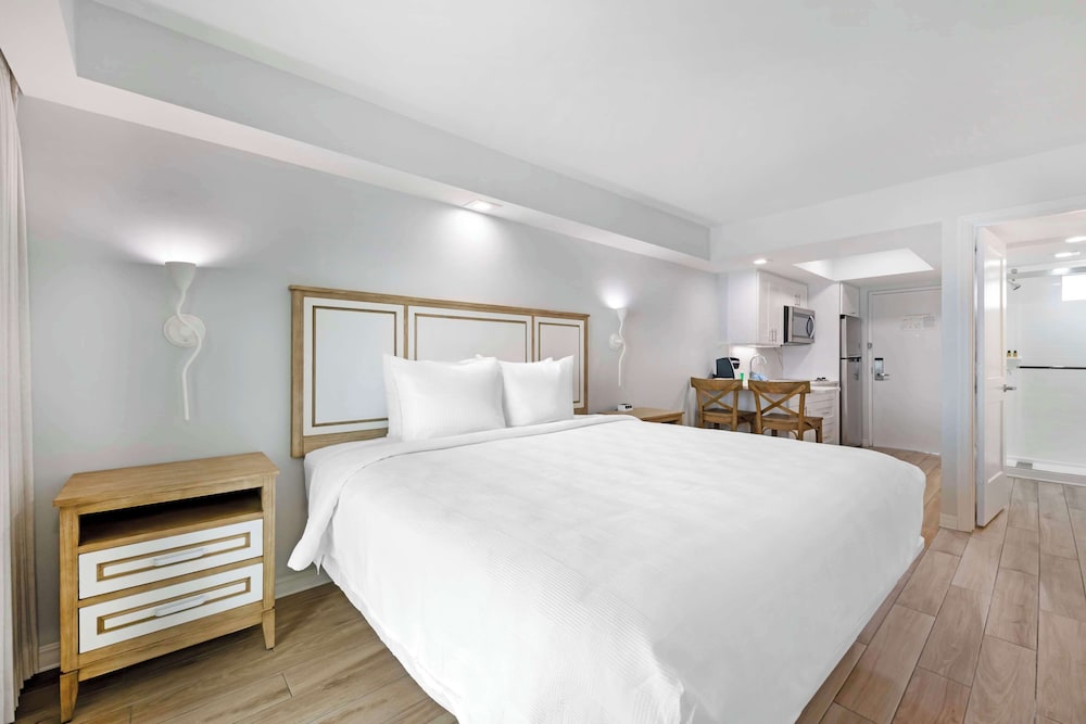 Standard Room, 1 King Bed, Non Smoking, Balcony (Gulf View) - Photo 3