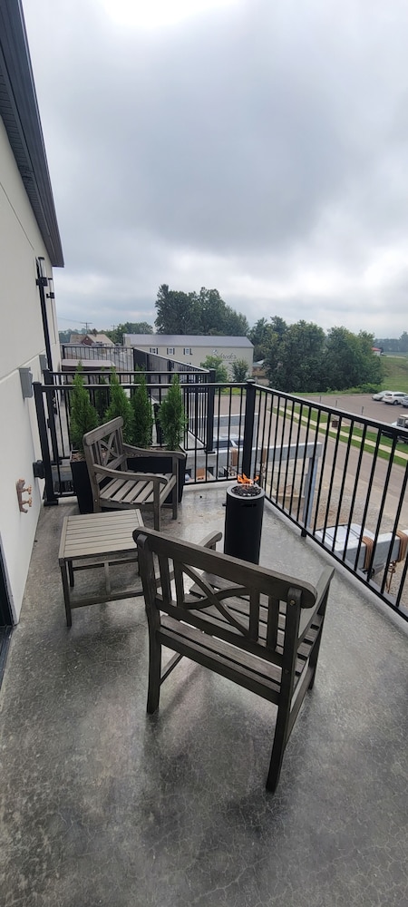 Exclusive Suite, 1 King Bed, Hot Tub, Valley View photo 2