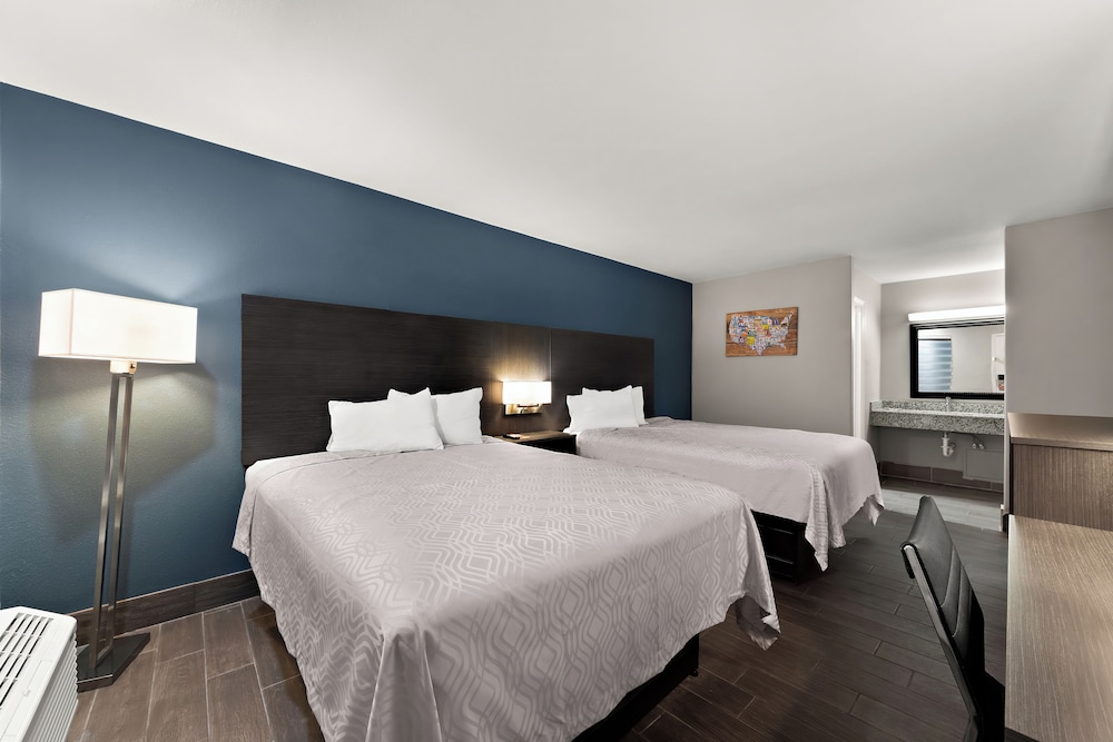 Standard Room, 2 Queen Beds, Non Smoking - Photo 1