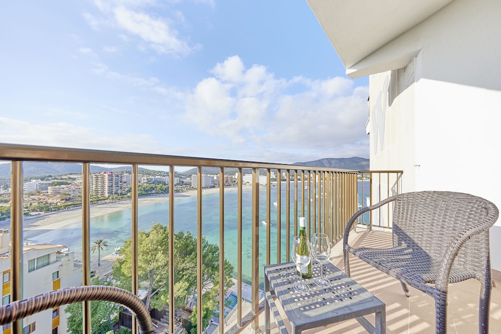 Superior Triple Room, Partial Sea View thumbnail 5