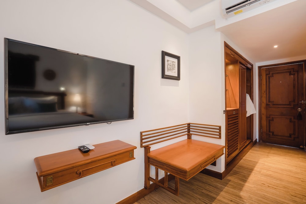 Deluxe Room - Photo 10