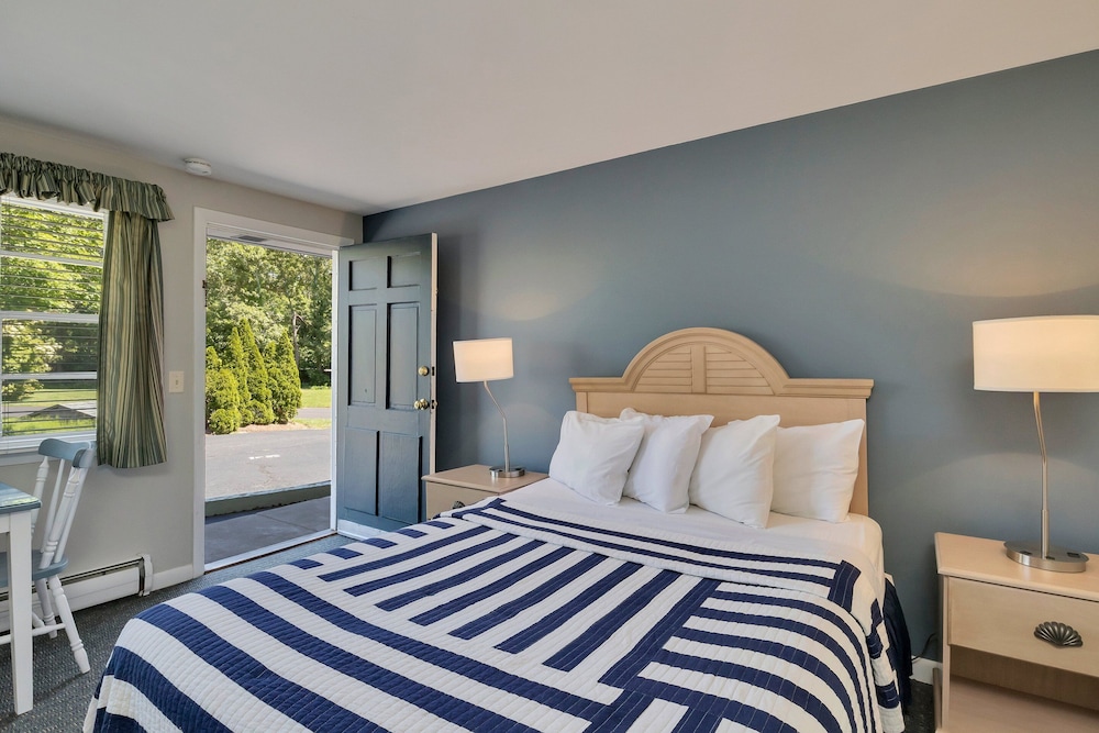 Basic Single Room, 1 Queen Bed