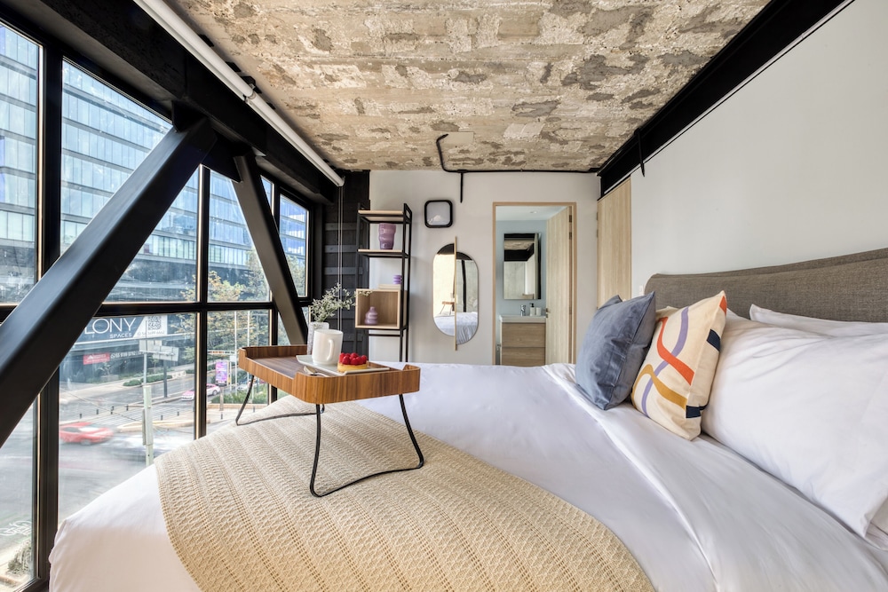 Industrial One-Bedroom Apartment photo 2