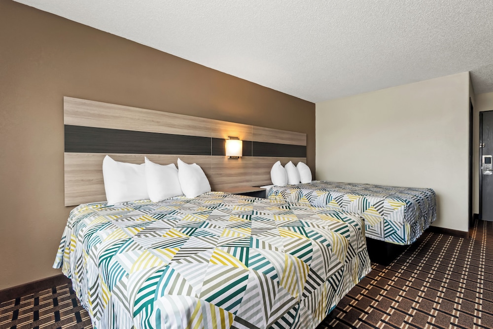 Deluxe Room, 2 Queen Beds, Non Smoking, Refrigerator & Microwave photo 3