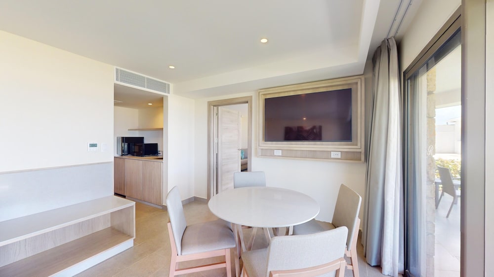 Luxury Presidential Beach Front Walkout One Bedroom Suite Diamond Club