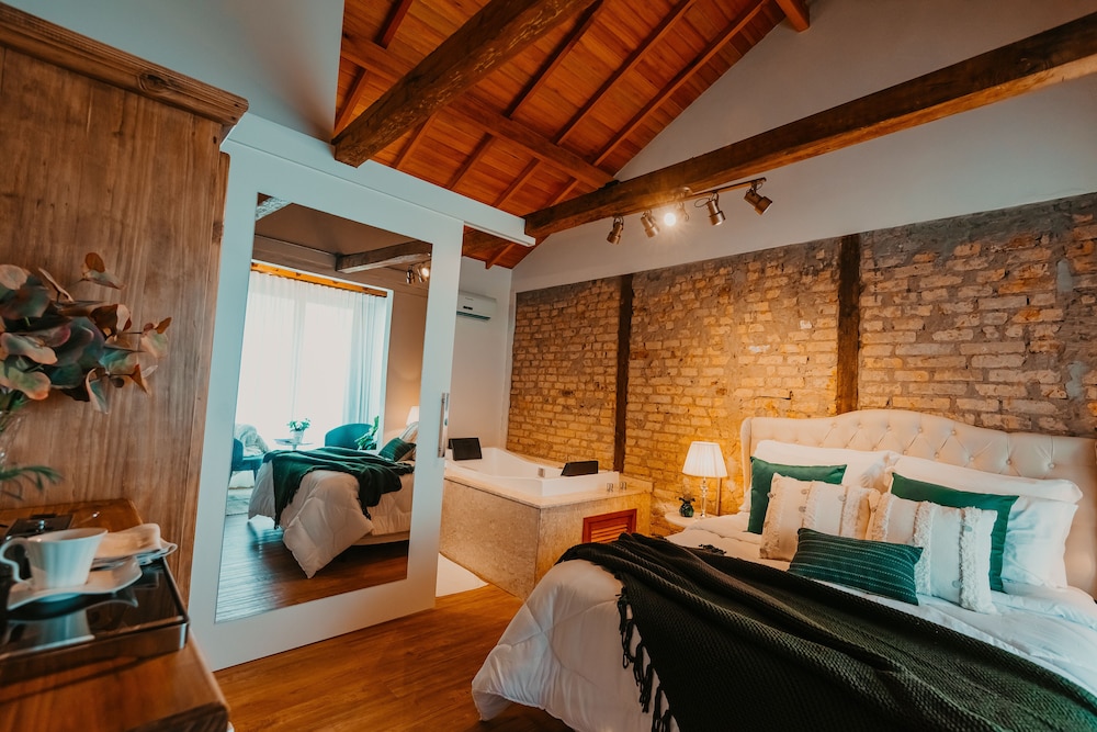 Honeymoon Cabin