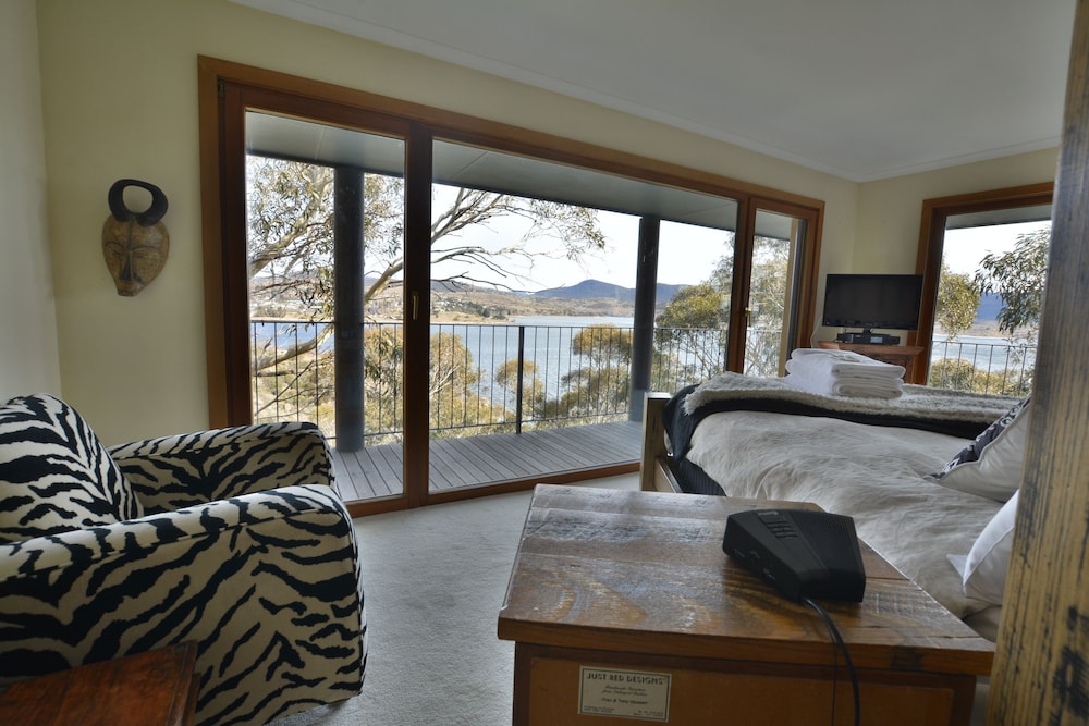Lake Frontage 5 Bedroom Home, Very Spacious photo 1
