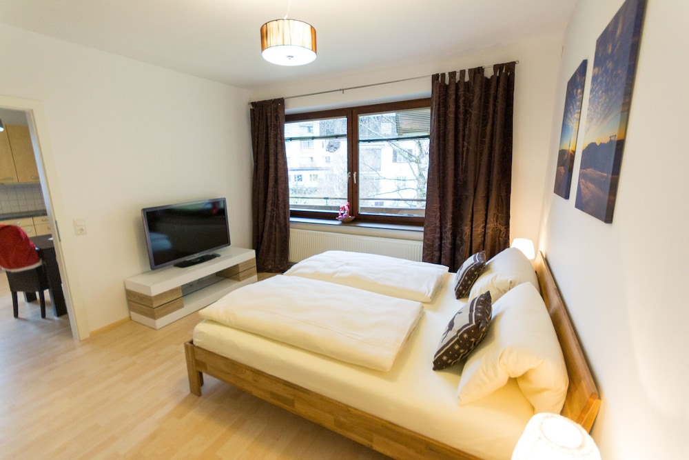 Classic Apartment, 2 Bedrooms, Partial Lake View (Garden) photo 2