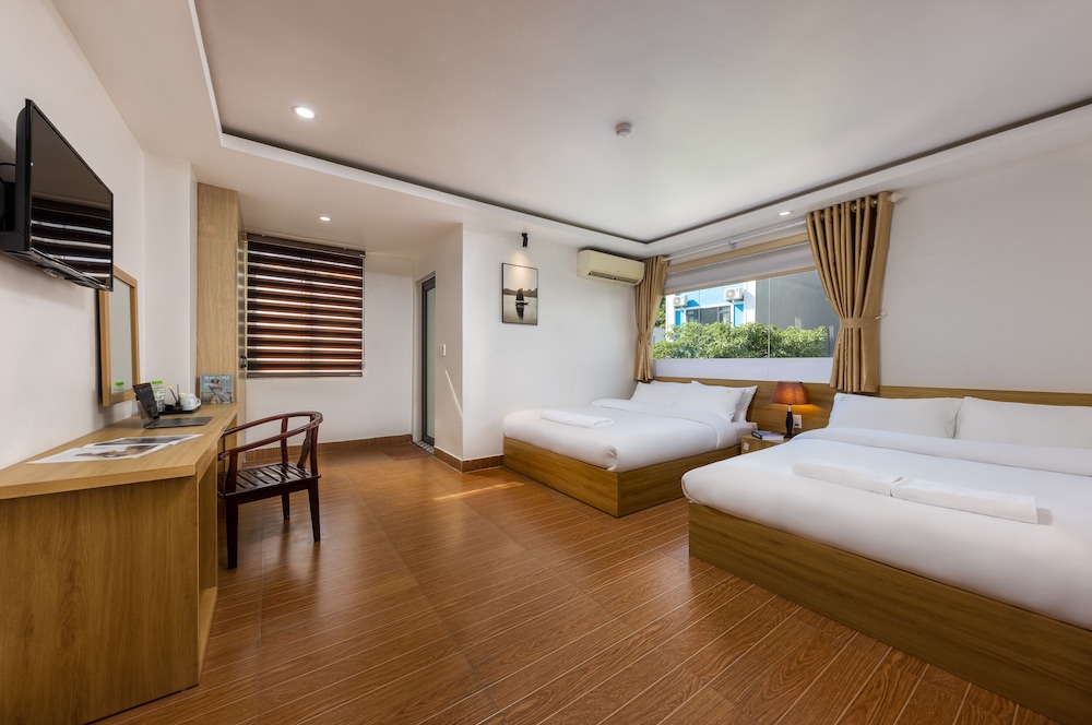 Deluxe Quadruple Room, 2 Queen Beds, City View