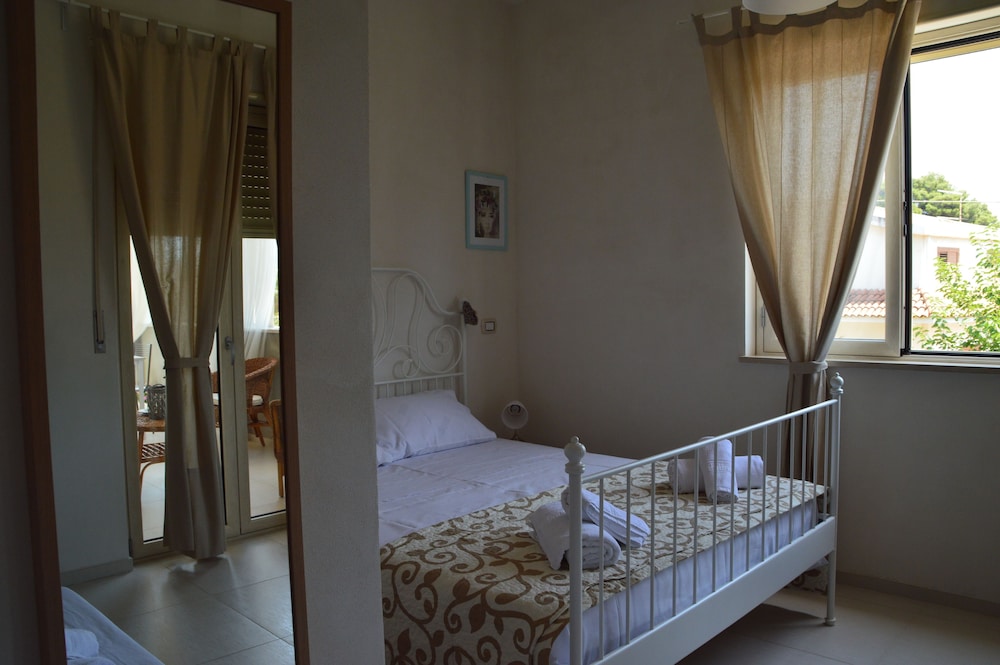 Comfort Suite, 1 Queen Bed with Sofa bed, Non Smoking, Private Bathroom photo 1