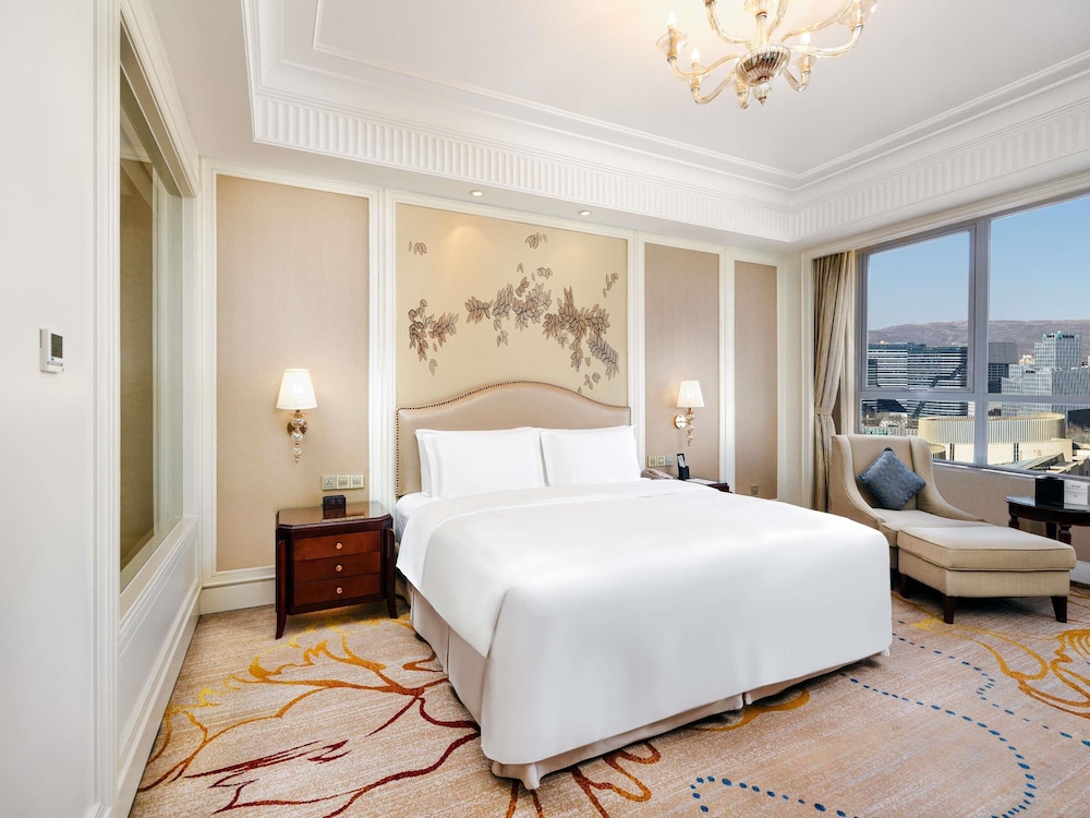 Superior Room, 1 King Bed photo 3