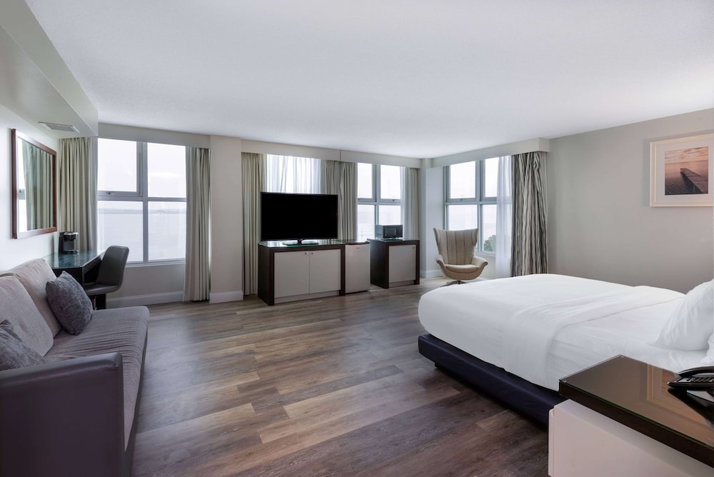 Studio Suite, 1 King Bed, Non Smoking (Lake Front View) - Photo 2