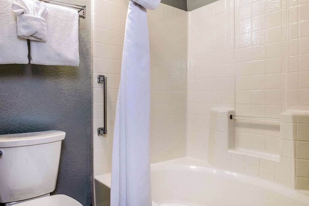 Suite, 1 King Bed, Non Smoking, Hot Tub - Photo 4