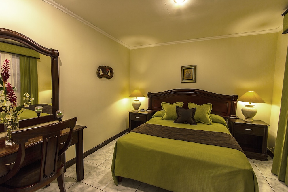 Standard Triple Room, Pool View photo 1