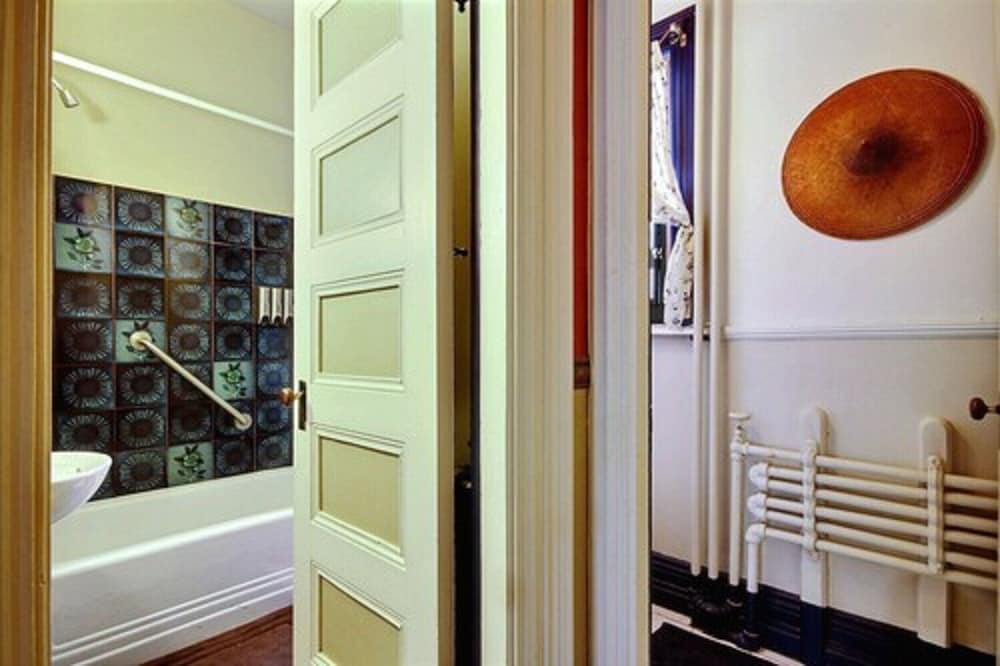 Family Room, Private Bathroom (Field of Feathers) photo 3