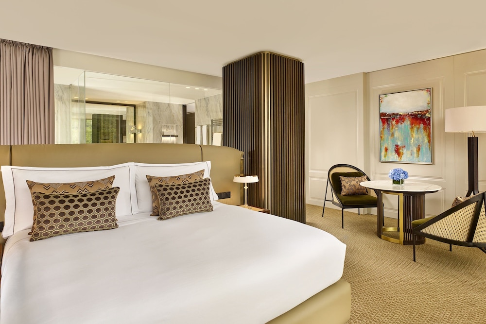 One Bedroom Suite with Balcony (Non Smoking) thumbnail 5