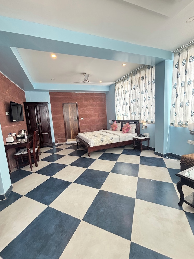 Lake View Junior Suite , King Bed ( 3rd Floor )
