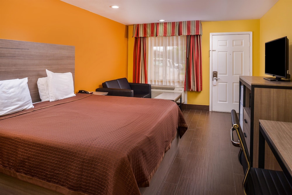 Room, 1 King Bed, Non Smoking - Photo 1