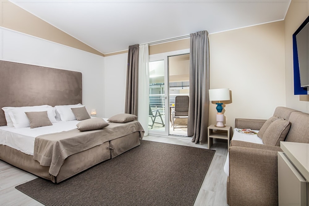 Superior Triple Room, Partial Sea View - Photo 1