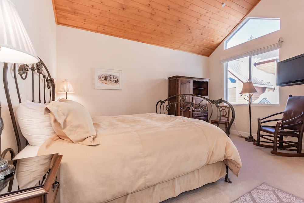 House, Multiple Beds