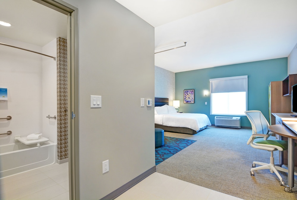 Studio, 1 King Bed, Accessible (Roll-In Shower) - Photo 6
