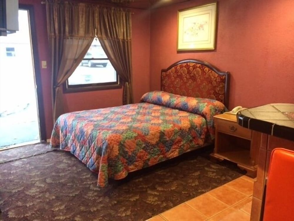 Standard Room, 1 Queen Bed (Jacuzzi Tub Included) photo 1