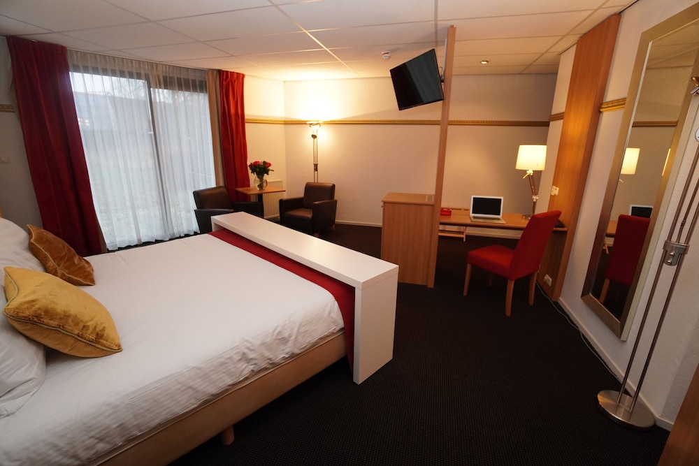 Suite, 1 King Bed, Hot Tub photo 1