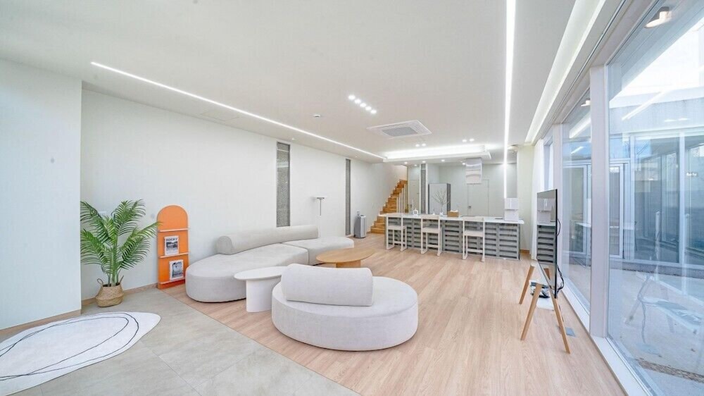Room (Room 9)