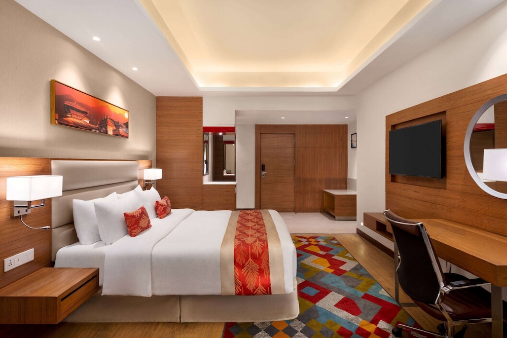 Deluxe Room, 1 King Bed, Non Smoking - Photo 9