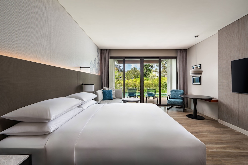 Deluxe Room, 1 King Bed (Pool Access) - Photo 1
