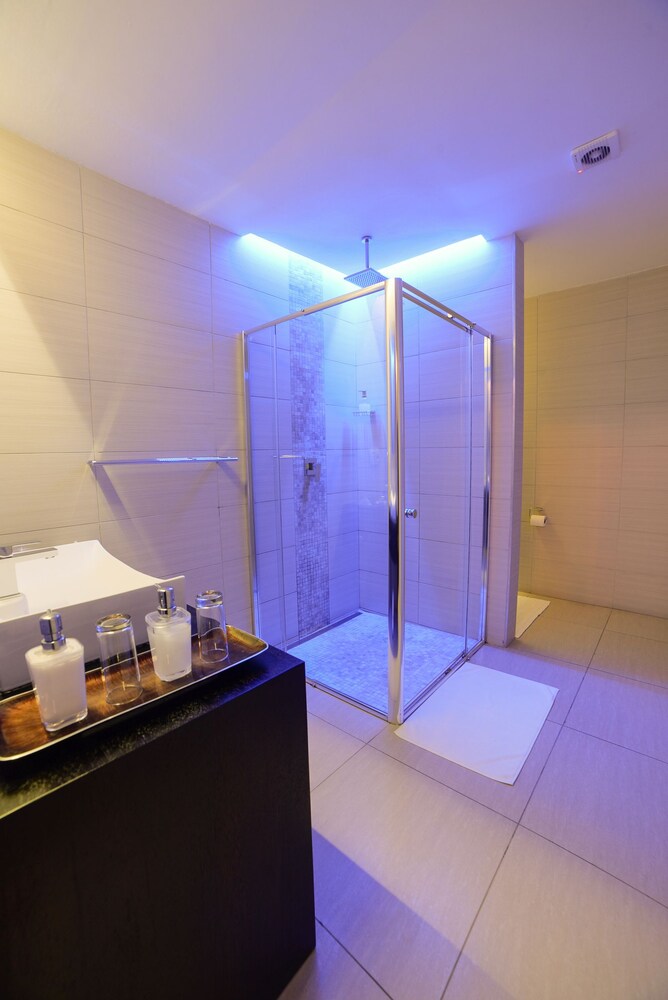 Superior Double Room, 1 King Bed, Partial Sea View photo 2