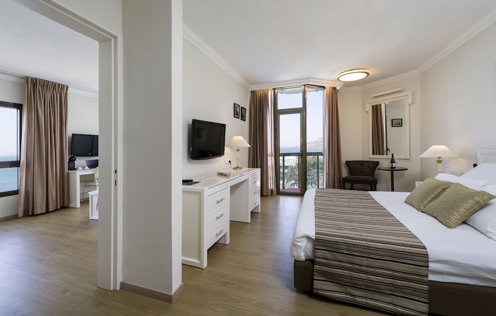 Suite, Lake View - Photo 1