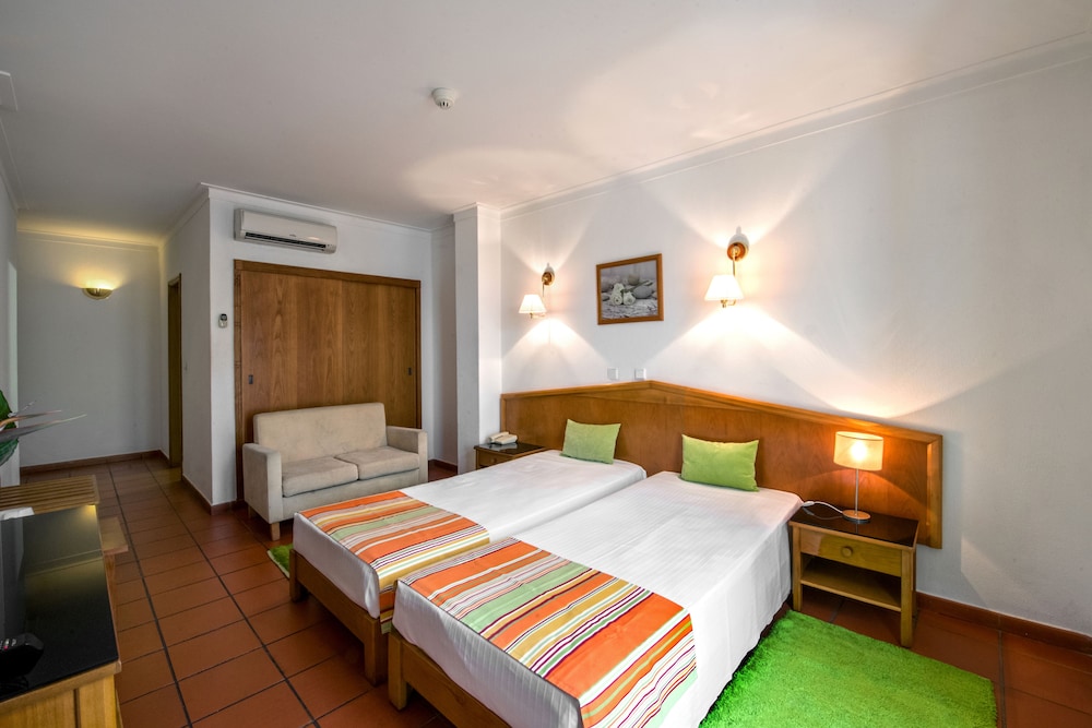 Twin Room (with Extra Bed) - Photo 3